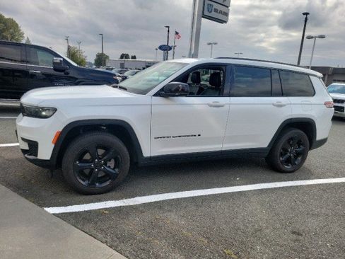 Used 2024 Jeep Grand Cherokee L Laredo AWD/4WD image 1