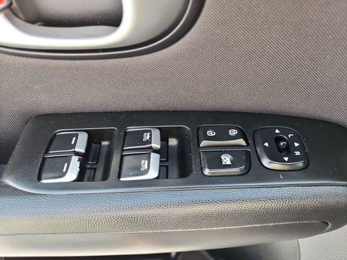 Used 2017 Kia Soul + FWD image 16