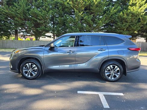 Used 2020 Toyota Highlander XLE AWD/4WD image 3