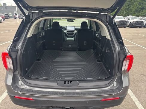 Used 2025 Ford Explorer Active AWD/4WD image 11