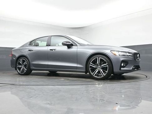 Used 2021 Volvo S60 T5 R-Design image 9
