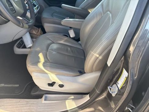 Used 2018 Chrysler Pacifica Touring Plus FWD image 8