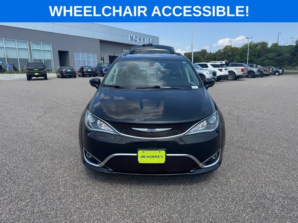 Used 2020 Chrysler Pacifica Touring-L FWD image 3
