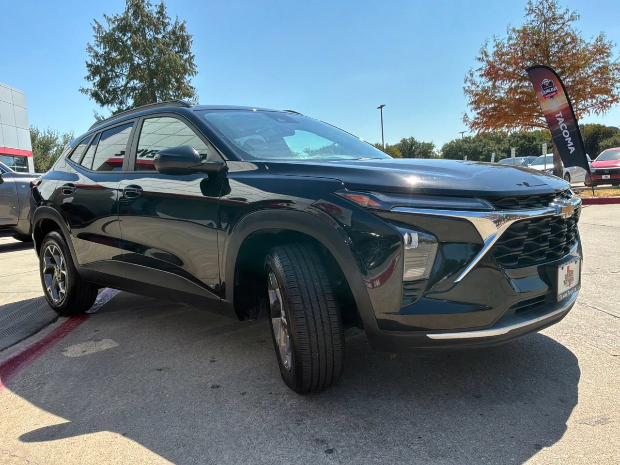 Used 2025 Chevrolet Trax LT FWD image 4