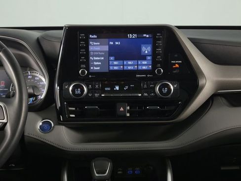 Used 2022 Toyota Highlander XLE AWD/4WD image 24