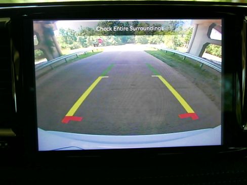 Used 2021 Chrysler Pacifica Touring-L image 17