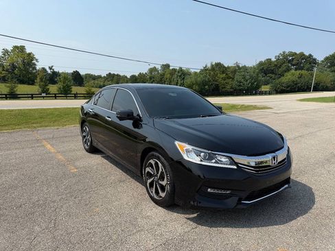 Used 2017 Honda Accord EX image 2
