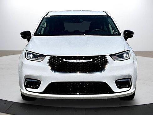 Certified 2024 Chrysler Pacifica Touring-L FWD image 3