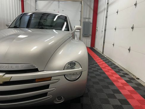 Used 2005 Chevrolet SSR w/ Preferred Equipment Group RWD image 12