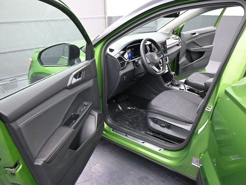 New 2026 Volkswagen Taos SE AWD/4WD image 37