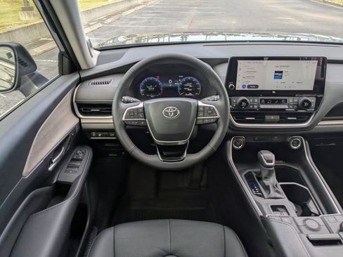 Used 2025 Toyota Grand Highlander FWD image 19