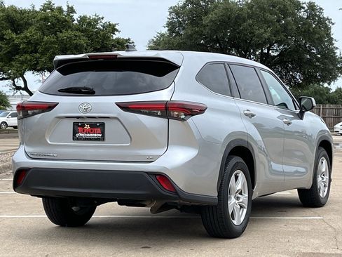 Used 2024 Toyota Highlander LE FWD image 4