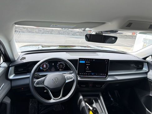 Certified 2025 Volkswagen Tiguan SE image 15