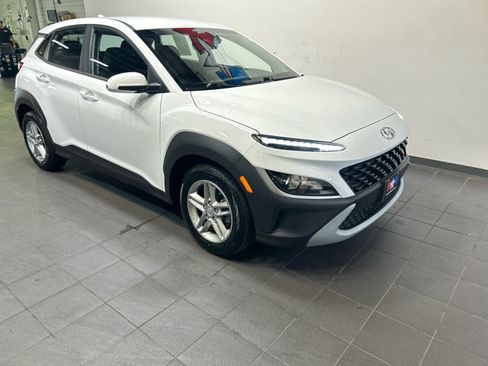 Used 2023 Hyundai Kona SE FWD image 2