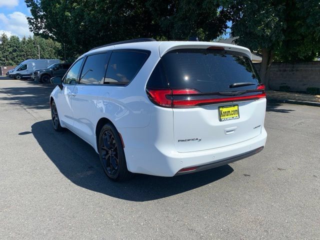 Used 2025 Chrysler Pacifica Limited FWD image 3