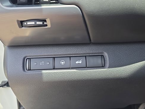 Used 2022 Nissan Pathfinder SL FWD image 29