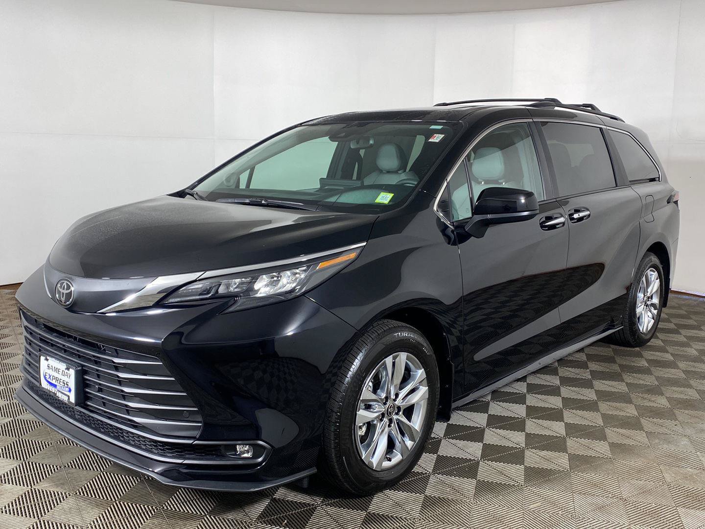 Used 2026 Toyota Sienna XLE AWD/4WD image 2