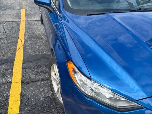 Used 2018 Ford Fusion SE w/ Fusion SE Technology Package FWD image 2