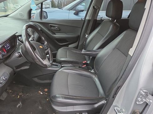 Used 2020 Chevrolet Trax LT w/ LT Convenience Package image 16