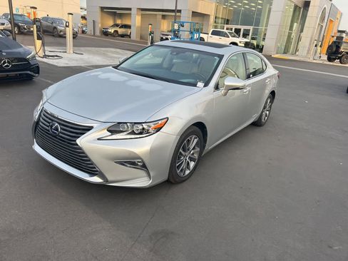 Used 2016 Lexus ES 300h image 2
