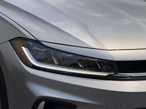 Used 2025 Volkswagen Jetta SE FWD image 10