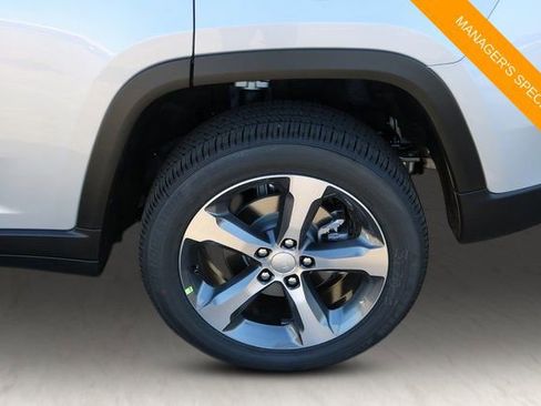 New 2025 Jeep Grand Cherokee Limited w/ Luxury Tech Group II AWD/4WD image 9