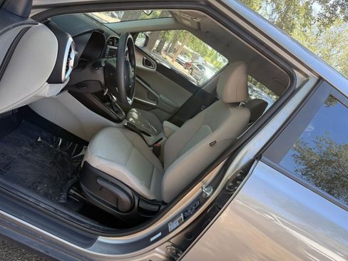 Used 2025 Kia Soul LX w/ LX Technology Package FWD image 23