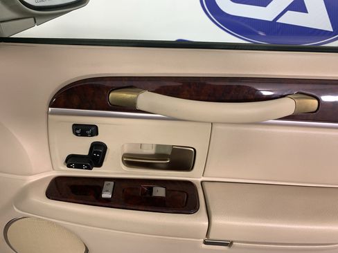 Used 2009 Lincoln Town Car Signature L image 36