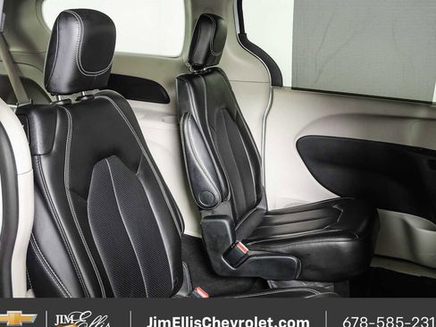 Used 2024 Chrysler Pacifica Touring-L FWD image 19