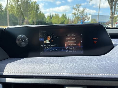 Used 2019 Lexus UX 250h w/ Premium Package AWD/4WD image 22