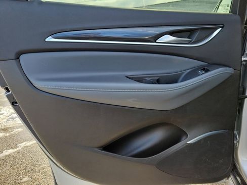 Used 2021 Buick Enclave Essence image 7