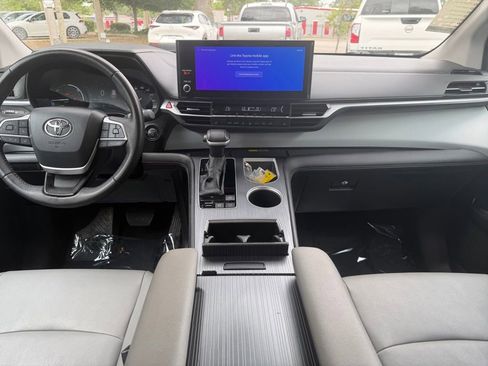 Used 2025 Toyota Sienna XLE FWD image 13