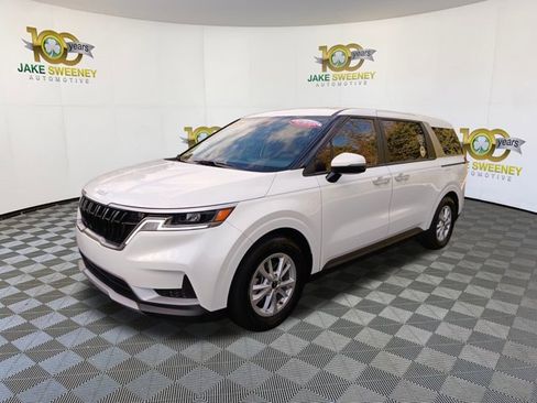 Certified 2024 Kia Carnival LX image 4