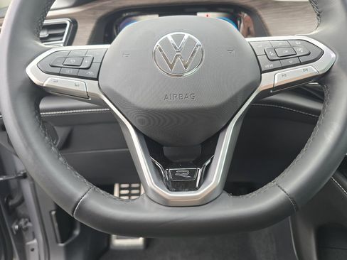 Used 2025 Volkswagen Atlas SEL Premium R-Line image 41