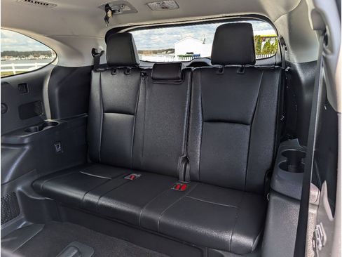 Used 2023 Toyota Highlander XLE image 14