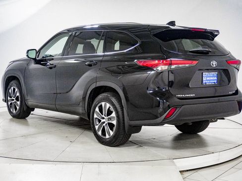 Used 2021 Toyota Highlander XLE AWD/4WD image 6