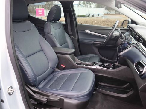 Used 2022 Chevrolet Bolt EUV Premier w/ Sun & Sound Package image 6