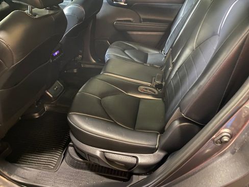 Used 2021 Toyota Highlander XLE image 16