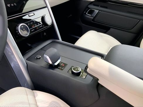 Used 2025 Land Rover Discovery S AWD/4WD image 15