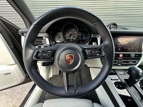 Used 2022 Porsche Macan image 16