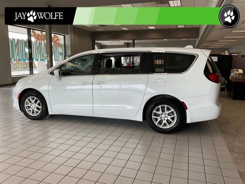Used 2020 Chrysler Pacifica Touring FWD image 4
