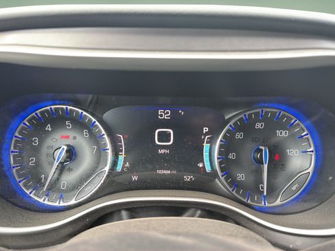 Used 2022 Chrysler Pacifica Touring-L FWD image 7