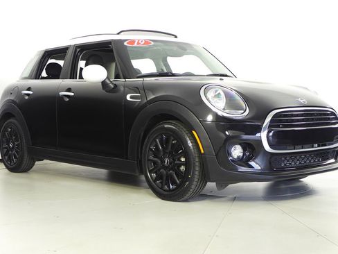 Used 2019 MINI Cooper 4-Door Hardtop image 4