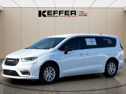 New 2026 Chrysler Pacifica Select