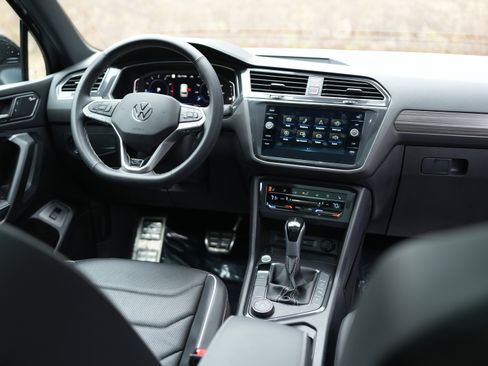 Certified 2023 Volkswagen Tiguan SEL R-Line image 25