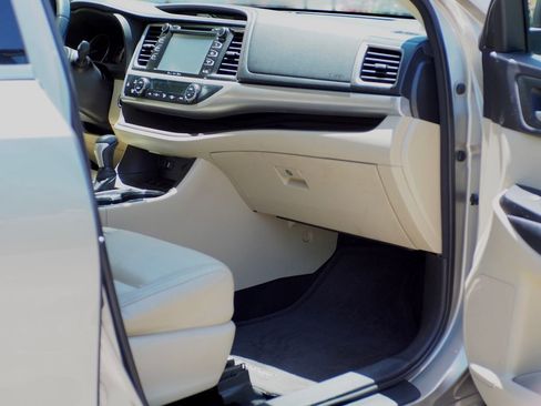 Used 2016 Toyota Highlander XLE FWD image 18