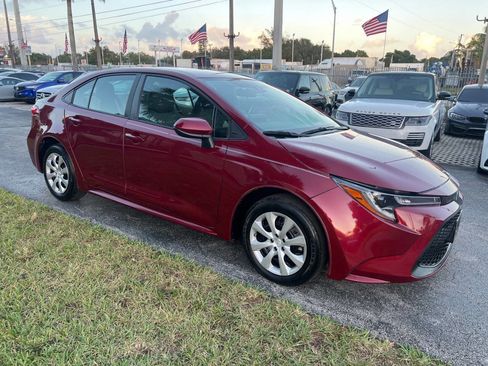 Used 2022 Toyota Corolla LE image 4