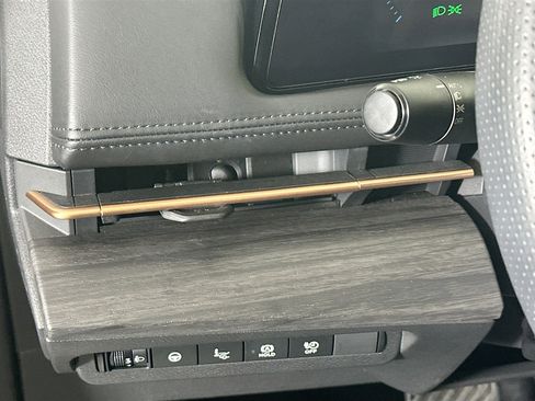 Used 2023 Nissan Ariya AWD image 17