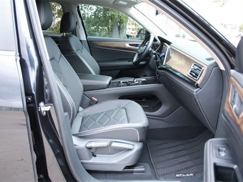 Certified 2025 Volkswagen Atlas SE image 25