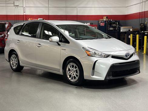Used 2016 Toyota Prius V Three image 2